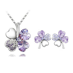03d3ab27 03dc 42d1 bb83 dd8e5734fe13 - Four-leaf clover crystal necklace earrings