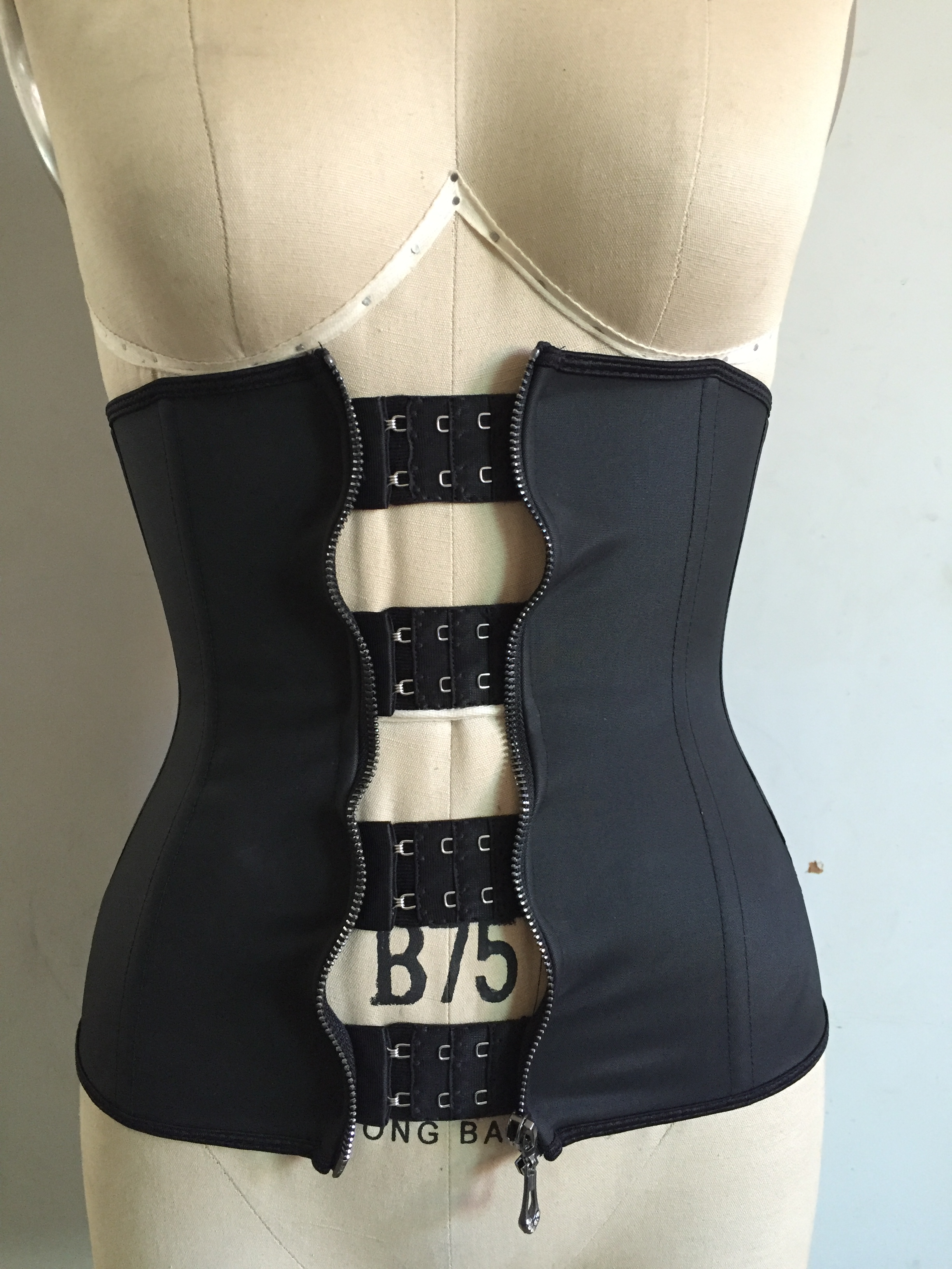 Hot money zipper, rubber body, 4 rows of buttons to reinforce latex ...