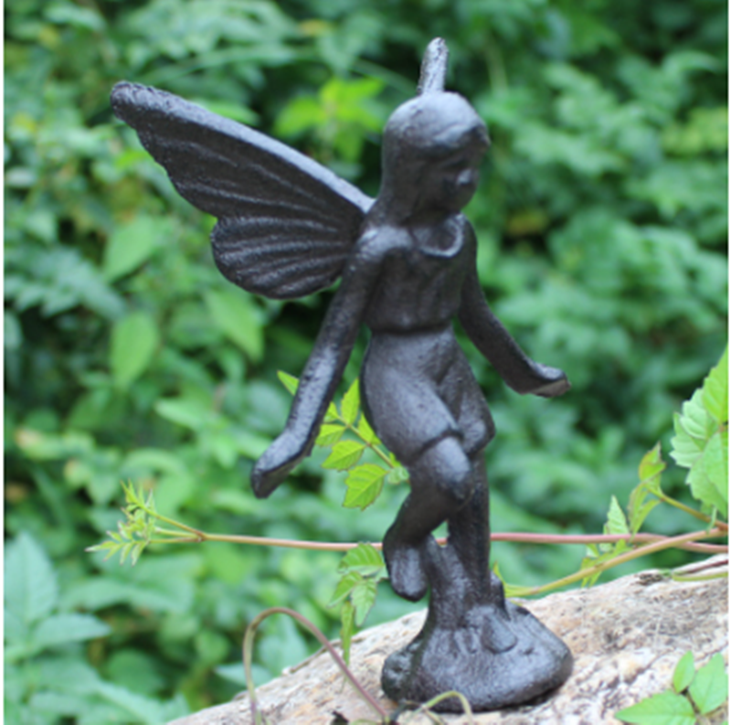 Statue ange posée en fer