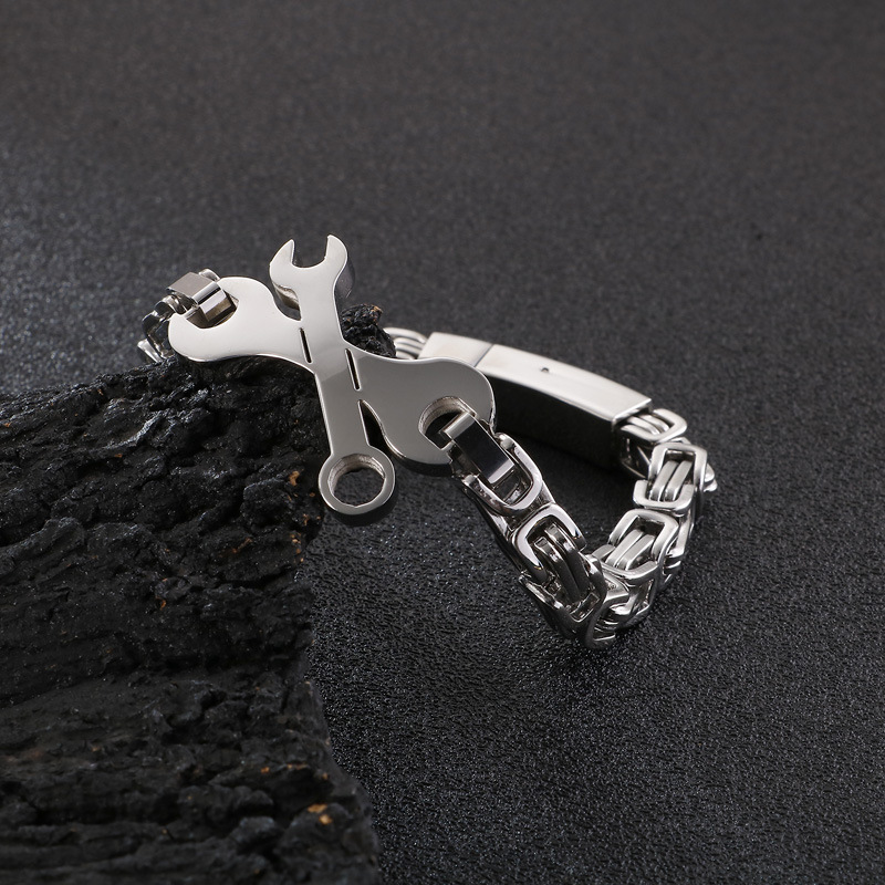 Stylish clamping key bracelet
