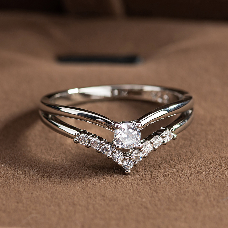 Fashion Creative V-Shaped Engagement Ring Simple Zircon Diamond Ring ...