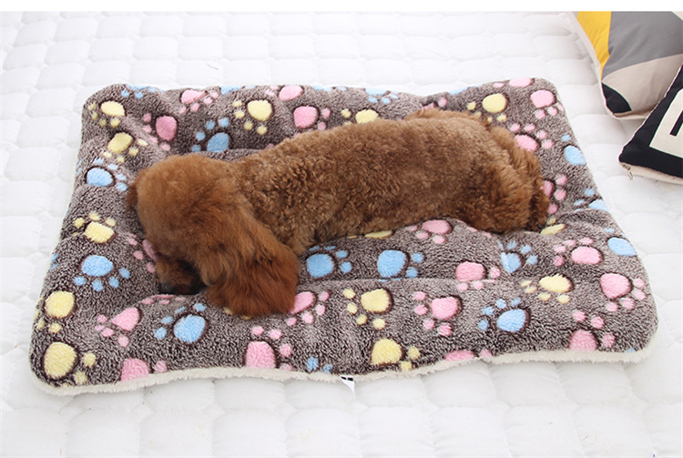 This extra plush washable dog bed is the ultimate cozy retreat for your furry friend. Made with soft and luxurious fleece materials with a non-slip, durable bottom. This bed provides your dog with a warm and comfortable place to rest, while also being easy to maintain with its machine washable design.