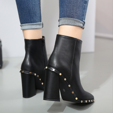 Rivet decoration pointed thick heel ankle boots—3