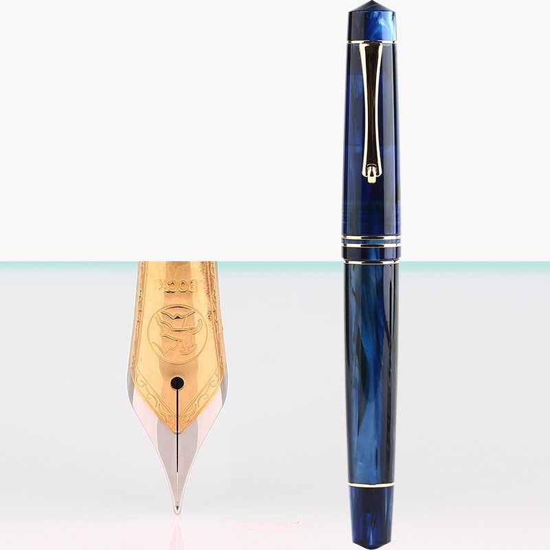 M800 pen within its gift box