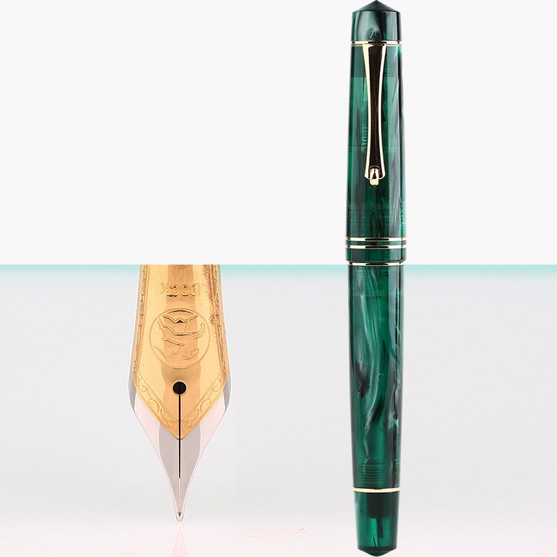 Close up of the M800 fountain pen cap and clip