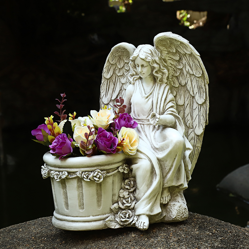 Statue ange jardin avec roses