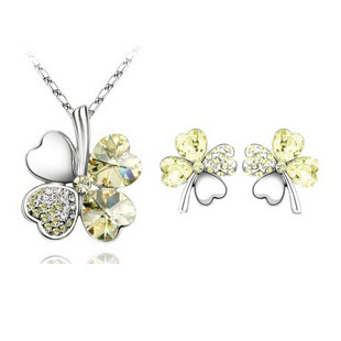 2965baf7 335a 4308 b851 670b16e22c27 - Four-leaf clover crystal necklace earrings