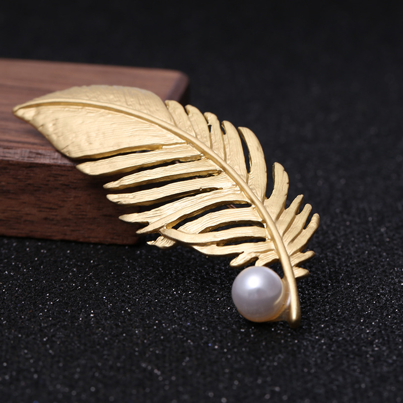 Gold retro alloy glossy feather brooch