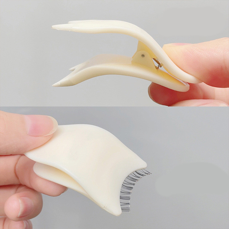 Small-size eyelash applicator with a lightweight and ergonomic design for comfortable use