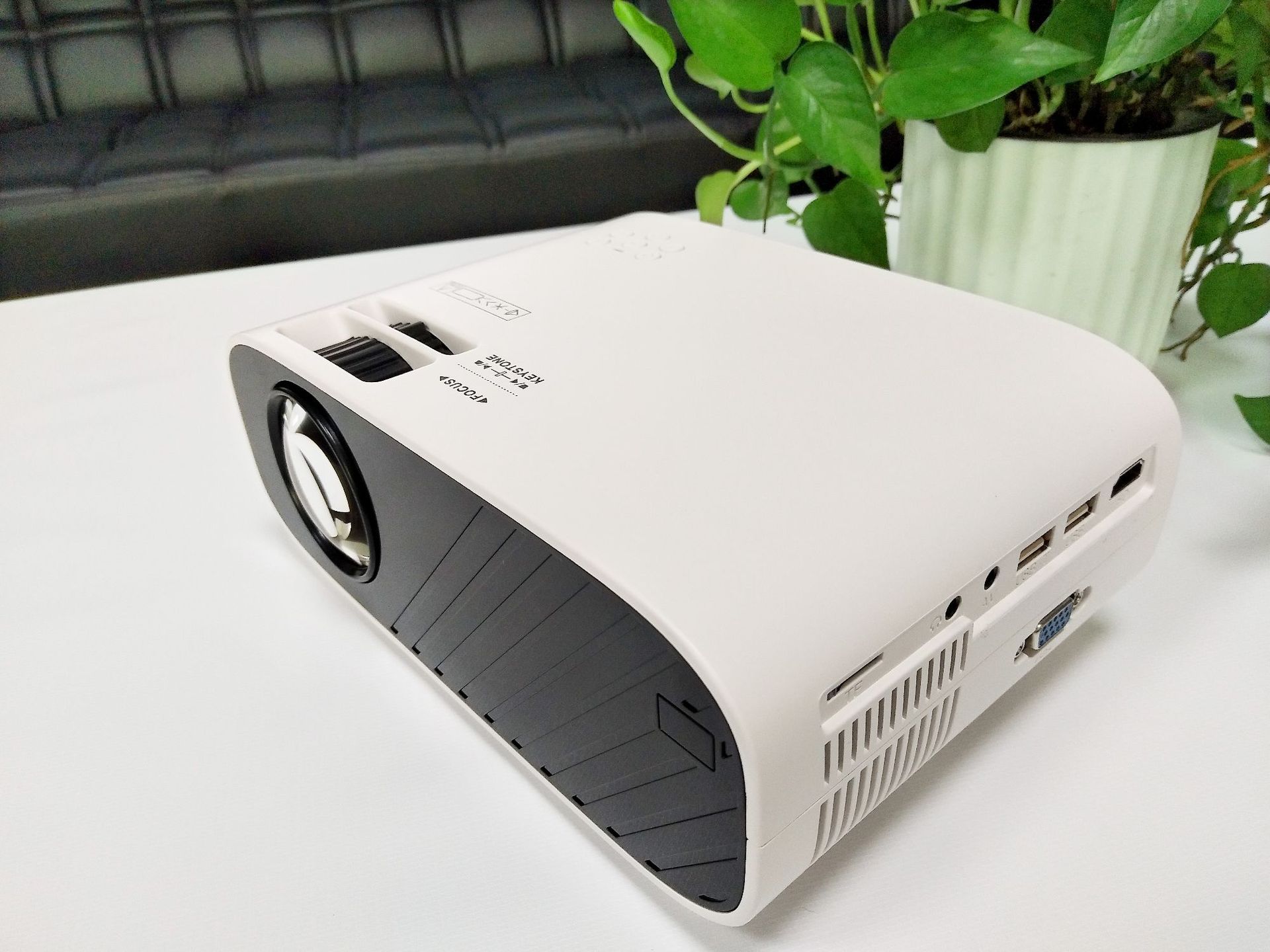 ba1e7216 e96c 4d21 83da cbdc50fa4d0c - Office teaching portable projector