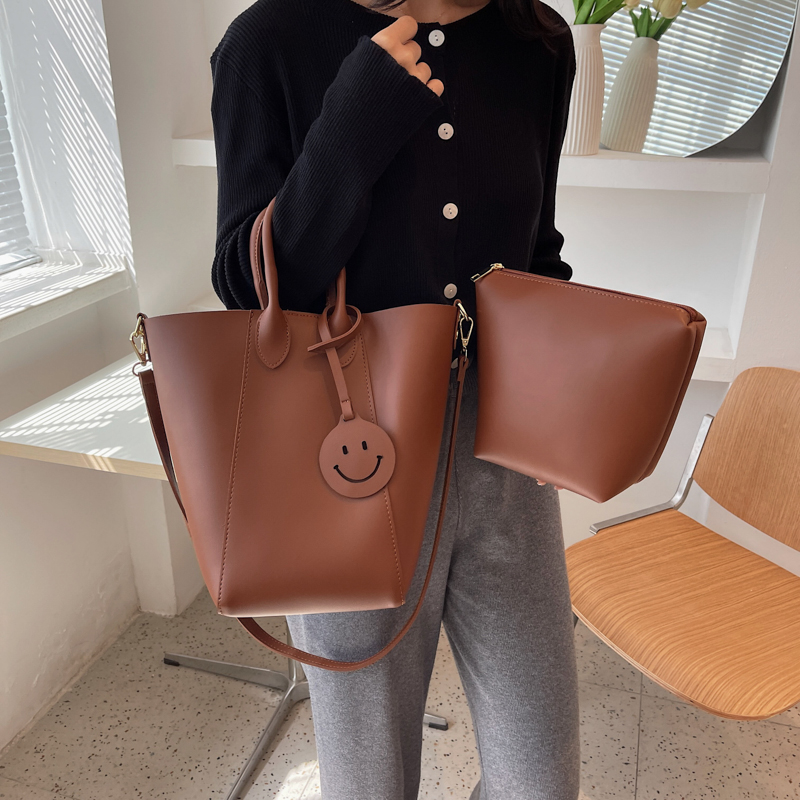 bde49ec6 7f0c 4ae5 a285 e88ca04e21f2 - Solid Color Tote Bag With Smiley Face Pendant And Mother-In-Law Shoulder Bag