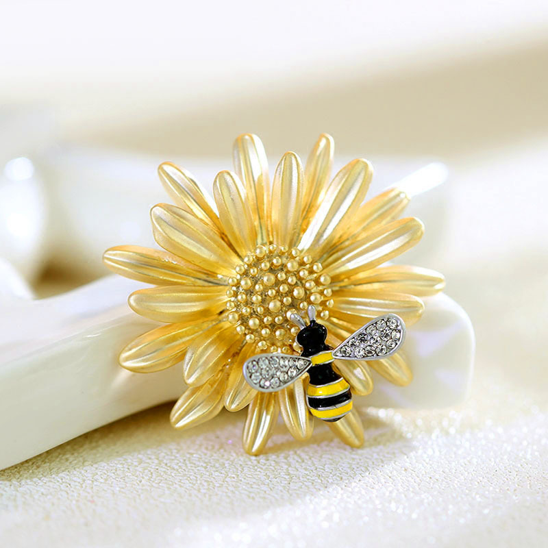 yellow chic sweet daisy little bee brooch