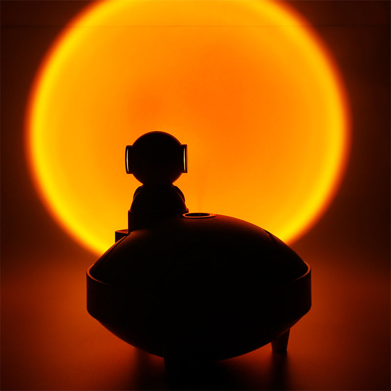 360° Rotating Astronaut Lamp & Humidifier - USB, 2 Spray Modes, Sunset Projector
