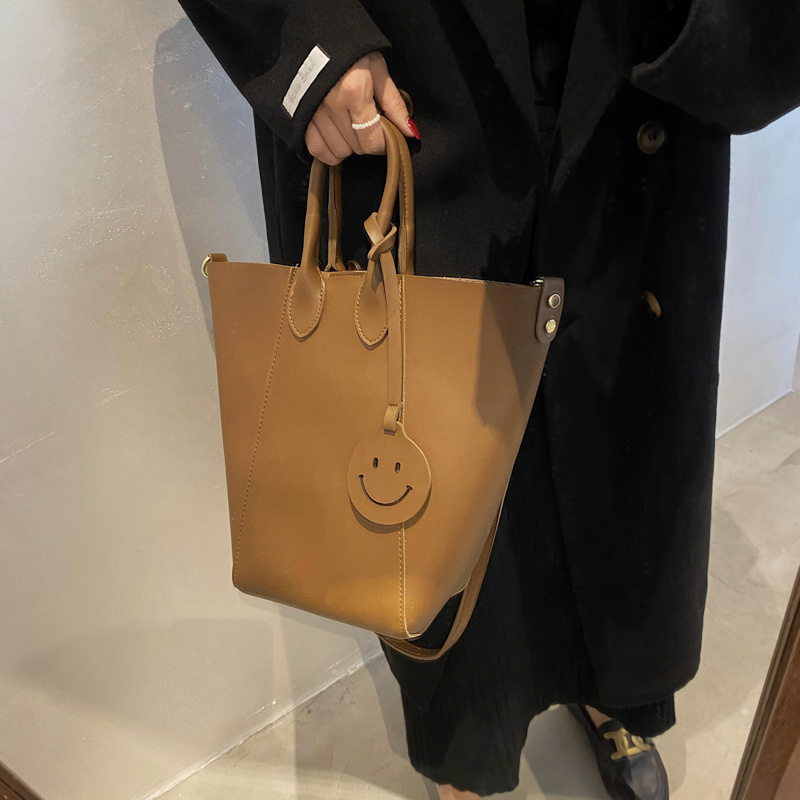 f33db261 1e9e 479a b6c8 b374ccc9ec4c - Solid Color Tote Bag With Smiley Face Pendant And Mother-In-Law Shoulder Bag