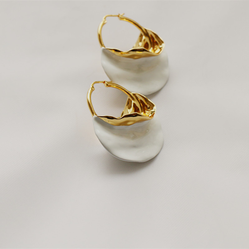Open seashell design earrings