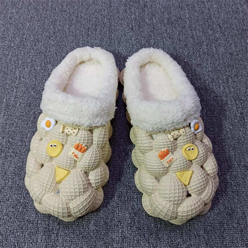 <ul> <li><strong>Comfort and Warmth:</strong> EVA material with cozy lining.</li> <li><strong>Non-Slip Sole:</strong> Reliable traction with injection moulded EVA.</li> <li><strong>Stylish Design:</strong> Trendy litchi bubble pattern.</li> <li><strong>Color Choices:</strong> Bone White, Black, Pink.</li> <li><strong>Size Range:</strong> Fits sizes 36/37 to 44/45.</li> </ul>