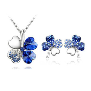 fee3b823 30d9 4a35 a9b5 0a186b527b32 - Four-leaf clover crystal necklace earrings